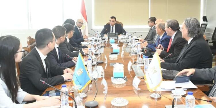 وزير الإسكان يلتقي وفداً من جيانجسو فينجاي الصينية لبحث فرص التعاون بملف تحلية مياه البحر