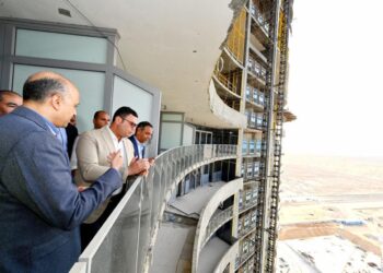 وزير الإسكان يتابع موقف تنفيذ أبراج “الداون تاون” وكوبري C19 بالعلمين الجديدة