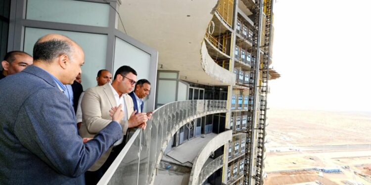 وزير الإسكان يتابع موقف تنفيذ أبراج “الداون تاون” وكوبري C19 بالعلمين الجديدة