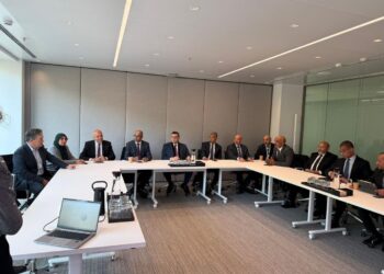 وزير الإسكان يبحث تعزيز التعاون مع «أكسيونا» الإسبانية في مشروعات المياه والتحلية