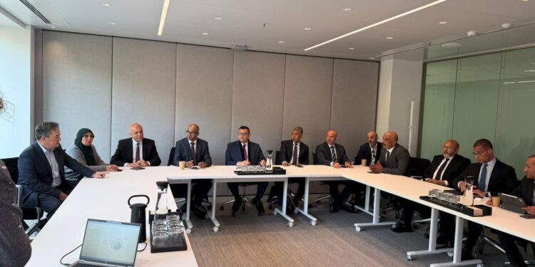 وزير الإسكان يبحث تعزيز التعاون مع «أكسيونا» الإسبانية في مشروعات المياه والتحلية