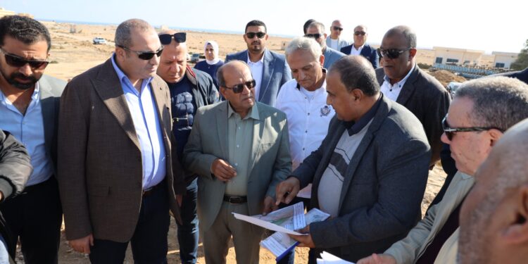 رئيس القابضة لمياه الشرب يتفقد مشروعات المعالجة بالغابة الشجرية في مطروح