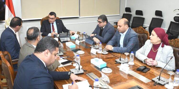 وزير الإسكان يتابع مع “الوطنية الطرق” ملفات العمل المشترك وأوجه التعاون