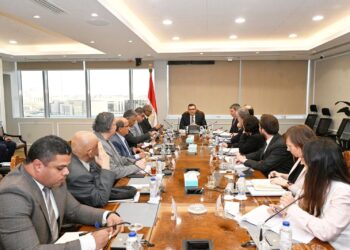 وزير الإسكان يستقبل وفد بنك الاستثمار الأوروبي EIB لبحث تعزيز فرص التعاون.. ومشروعات جارية باستثمارات 721 مليون يورو