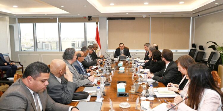 وزير الإسكان يستقبل وفد بنك الاستثمار الأوروبي EIB لبحث تعزيز فرص التعاون.. ومشروعات جارية باستثمارات 721 مليون يورو