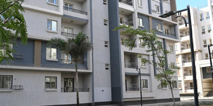 وزير الإسكان يتابع موقف مشروعات وحدات المبادرة الرئاسية” سكن لكل المصريين” بــ4 مدن جديدة