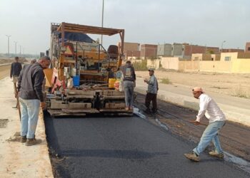 وزير الإسكان يتابع أعمال الطرق والمرافق بالمناطق الصناعية بـ5 مدن جديدة..وإطلاق التيار الكهربائي بتوسعات محطة العاشر من رمضان