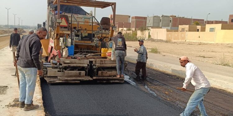 وزير الإسكان يتابع أعمال الطرق والمرافق بالمناطق الصناعية بـ5 مدن جديدة..وإطلاق التيار الكهربائي بتوسعات محطة العاشر من رمضان