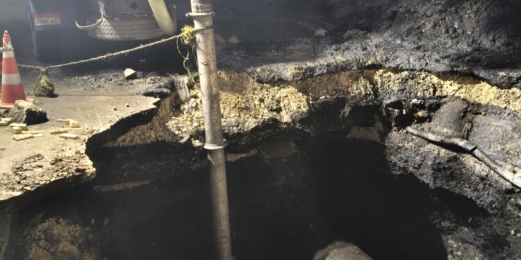 مياه الشرب بالجيزة: كسر مفاجئ بخط مياه قطر 1000 مم أمام مستشفى أم المصريين