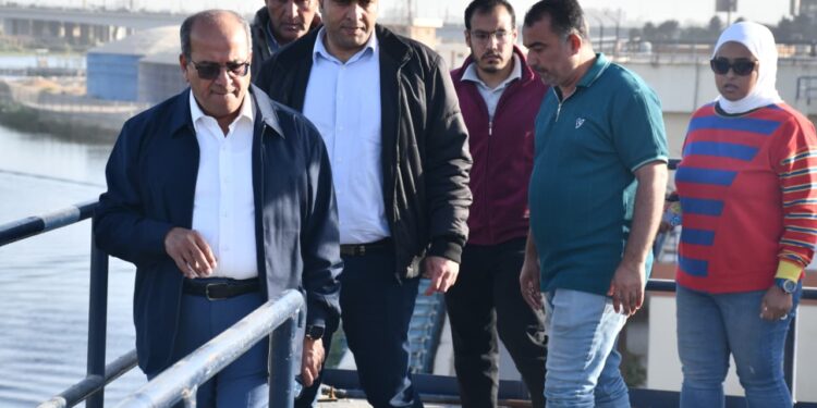 رئيس القابضة للمياه يتابع منظومة العمل بالجيزة ويجري جولة موسعة بمحطات مياه الشرب والمعالجة