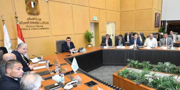 وزير الإسكان يتابع موقف مشروع منطقة الأعمال المركزية بالعاصمة الجديدة