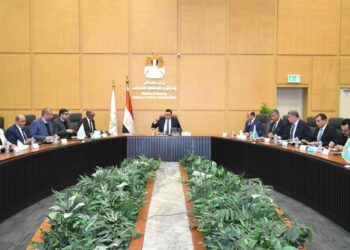 وزير الإسكان يعقد اجتماعاً موسعًا لمتابعة الموقف التنفيذي لمشروعات “حياة كريمة” لتطوير قرى