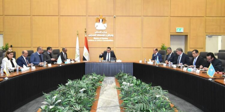 وزير الإسكان يعقد اجتماعاً موسعًا لمتابعة الموقف التنفيذي لمشروعات “حياة كريمة” لتطوير قرى
