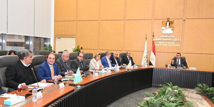 اجتماع لوزير الإسكان لمتابعة الموقف التنفيذي لمشروع “حدائق تلال الفسطاط”