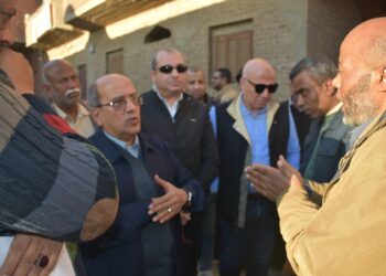 رئيس القابضة للمياه يتفقد مشروعات الوصلات المنزلية للصرف الصحي ضمن مبادرة «حياة كريمة» بقرى مركز إسنا بالأقصر