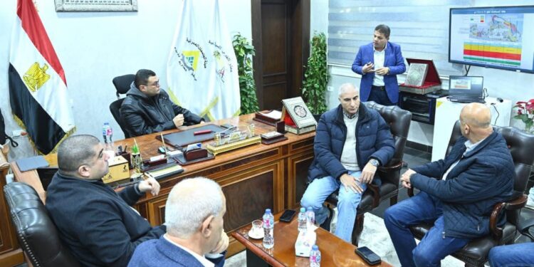 وزير الإسكان يعقد اجتماعا لمتابعة مشروعات القرى السياحية