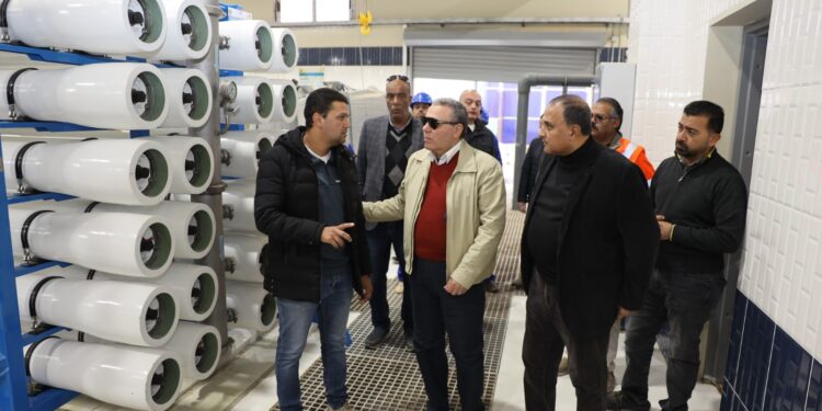 نائب رئيس القابضة للمياه يجري جولة تفقدية على محطات إنتاج المياه بمحافظة مطروح