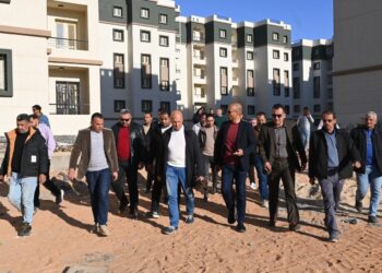 “مسئولو الإسكان” يتفقدون المشروعات الجارية بمدينتي حدائق العاشر من رمضان والعبور الجديدة