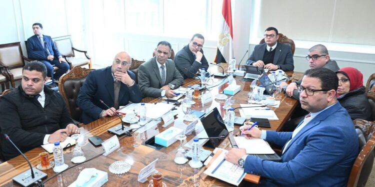 وزير الإسكان يستعرض التصور المبدئي لمشروع سكني جديد للإسكان المتوسط