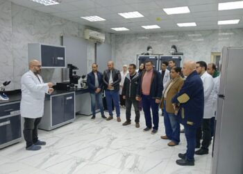 نائب رئيس القابضة ورئيس مياه المنوفية يتابعان مشروعات «حياة كريمة» 