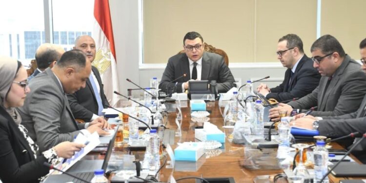 وزير الإسكان يلتقي رئيس المركز الوطني لاستخدامات أراضي الدولة لبحث عدد من الملفات المشتركة