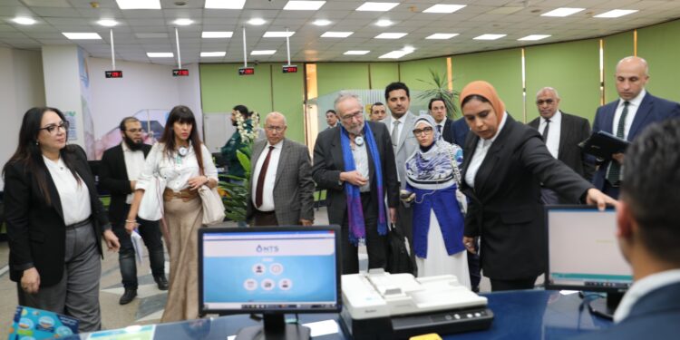 رئيس مياه القاهرة الكبرى والمقرر الأممي في جولة ميدانية داخل الخط الساخن 125 ومركز خدمة العملاء بالوايلي