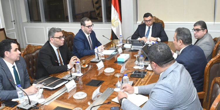 وزير الإسكان يعقد اجتماعًا لمتابعة ملفات عمل الهيئة العامة للتنمية السياحية