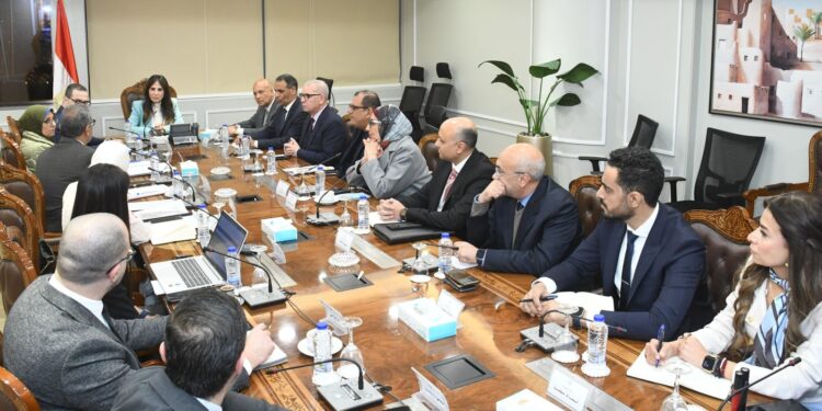 وزيرة الإسكان تلتقي مسئولي توريك لمتابعة موقف المبيعات وتسويق مشروعات المدن الجديدة