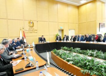 وزير الإسكان يعقد اجتماعًا موسعًا مع رؤساء ومسئولي الجهات التابعة للوزارة لمتابعة ملفات العمل