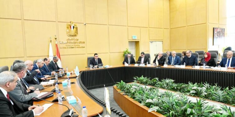 وزير الإسكان يعقد اجتماعًا موسعًا مع رؤساء ومسئولي الجهات التابعة للوزارة لمتابعة ملفات العمل