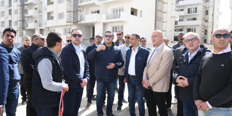 وزير الإسكان يتفقد الشاليهات والفيلات والعمارات السكنية بكومباند “مزارين” بمدينة العلمين الجديدة