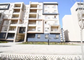 وزير الإسكان يتفقد مركز المؤتمرات والمعارض بالمدينة التراثية و”سكن كل المصريين” بالعلمين الجديدة