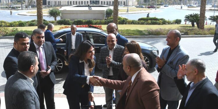 وزيرة الإسكان تصل إلى ديوان عام الوزارة عقب أداء اليمين الدستورية