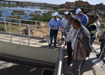رئيس القابضة للمياه يتابع مشروعات “حياة كريمة” بمحافظة أسوان