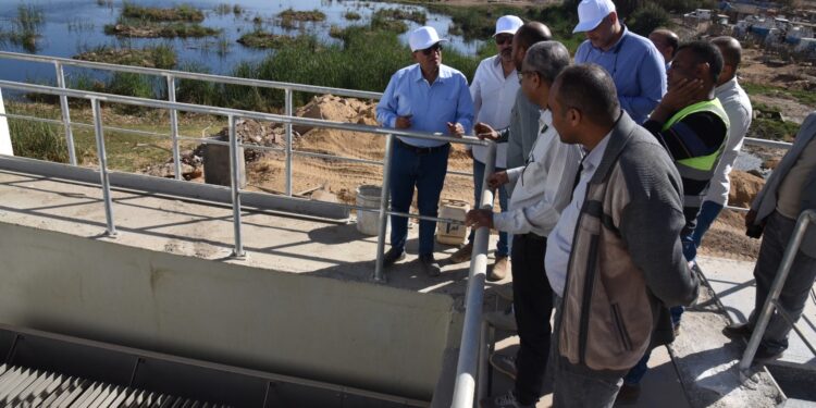 رئيس القابضة للمياه يتابع مشروعات “حياة كريمة” بمحافظة أسوان