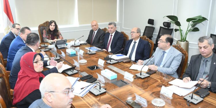 وزيرة الإسكان ورئيس “التنمية الحضرية” يبحثان إجراءات تشغيل “تلال الفسطاط” وموقف المشروعات المشتركة