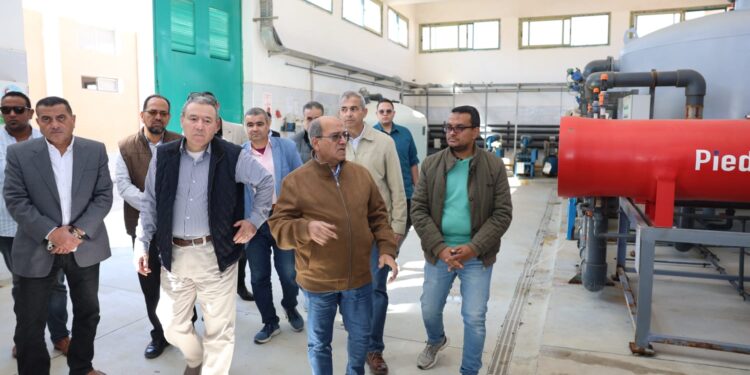 رئيس القابضة للمياه يتفقد محطة تحلية سفاجا ويعاين الموقع المقترح لإنشاء محطة التحلية الجديدة