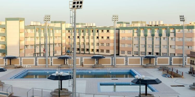 وزيرة الإسكان تتابع موقف المشروعات الخدمية والسكنية وترفيق الأراضي المضافة بمدينة العبور الجديدة