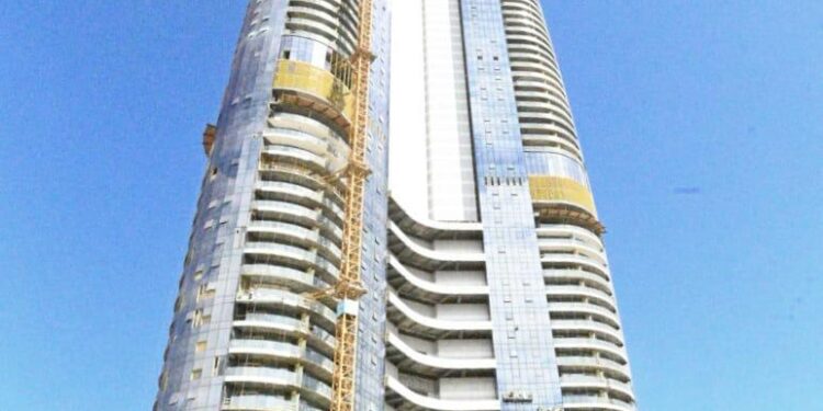 وزيرة الإسكان تتفقد مركز المؤتمرات والمعارض وأبراج وبحيرات الداون تاون بالعلمين الجديدة