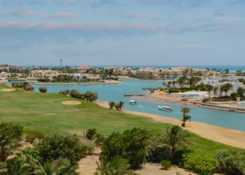 الجونة تحقق نموًا قياسيًا في الإيرادات والمبيعات العقارية خلال 2025