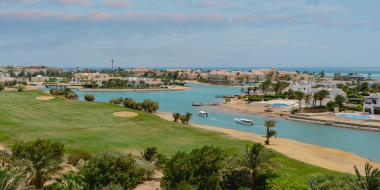 الجونة تحقق نموًا قياسيًا في الإيرادات والمبيعات العقارية خلال 2025