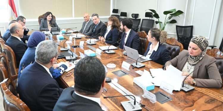 وزيرة الإسكان تبحث مع المدير الإقليمي لمنطقة جنوب وشرق المتوسط بالبنك الأوروبي لإعادة الإعمار والتنمية تعزيز أوجه التعاون المشترك