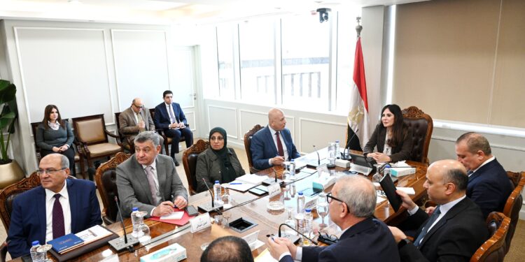 وزيرة الإسكان تتابع جهود توطين صناعة المهمات المستخدمة في مشروعات مياه الشرب ومعالجة الصرف الصحي