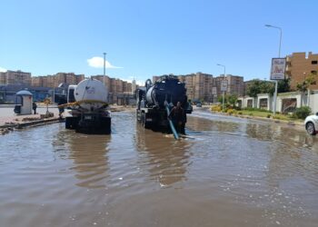 رئيس مياه الشرب بالجيزة يتابع ميدانيًا أعمال سحب مياه الأمطار بمختلف مناطق المحافظة