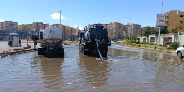 رئيس مياه الشرب بالجيزة يتابع ميدانيًا أعمال سحب مياه الأمطار بمختلف مناطق المحافظة