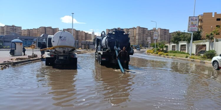 رئيس مياه الشرب بالجيزة يتابع ميدانيًا أعمال سحب مياه الأمطار بمختلف مناطق المحافظة