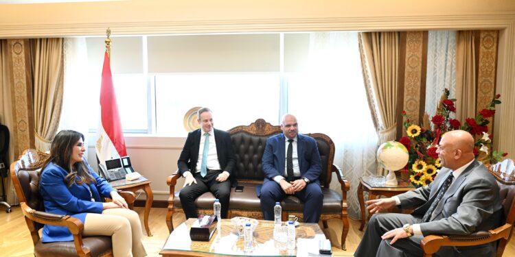 وزيرة الإسكان تبحث مع «أكوا باور» سبل التعاون المشترك في مجال إنشاء وتشغيل محطات تحلية مياه البحر