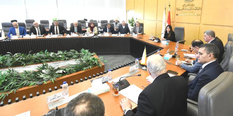 وزيرة الإسكان تبحث مع اتحاد المقاولين ورؤساء الشركات العاملة بالقطاع تعزيز التعاون المشترك