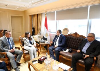 وزيرة الإسكان تبحث مع نقيب المهندسين تعزيز التعاون المشترك
