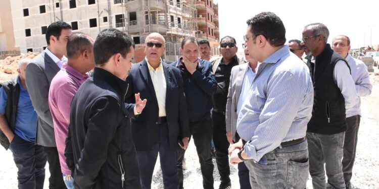 نائب وزيرة الإسكان يتفقد مشروعات المرافق بمدينة القاهرة الجديدة